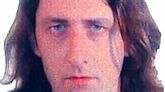 Hledali v přehradě zavražděnou učitelku, našli mrtvolu vraha připevněnou k traverze. Policisté se snaží objasnit „pomníček“